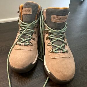 BRAND NEW Columbia Newton Ridge women’s hiking boots